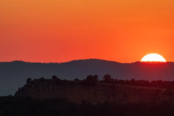 オレンジ色の空の山の上の夕日 — ストック写真