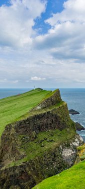 Faroe Adaları 'ndaki Mykines adasının sonundaki deniz feneri.