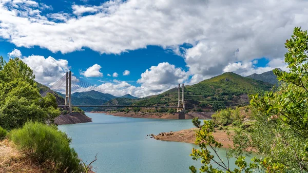 Puente colgante de cables sobre depósito en León —  Fotos de Stock