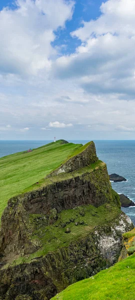 Faroe Adaları 'ndaki Mykines adasının sonundaki deniz feneri.
