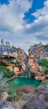 Valencia 'daki Turche mağarası ve şelale manzarası