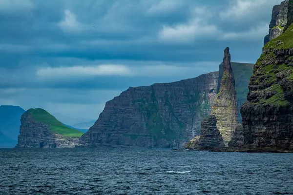 法罗群岛海岸线上的针尖悬崖峭壁 — 图库照片
