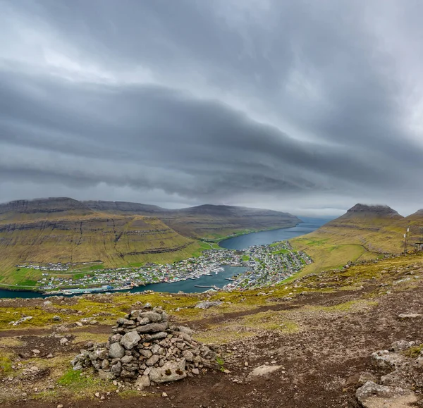 Klaksvik città vista dall'alto in Isole Faroe — Foto Stock