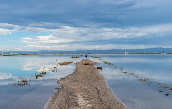 Strada allagata sotto il cielo nuvoloso e turisti scattare selfie — Foto Stock