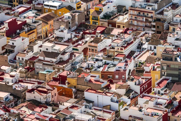 Переполненные городские крыши с видом на многие дома — стоковое фото