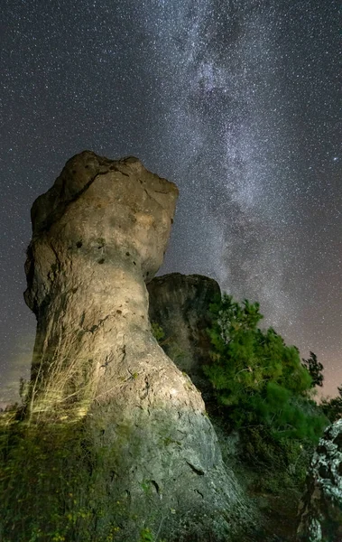 Gran roca iluminada bajo la Vía Láctea — Foto de Stock