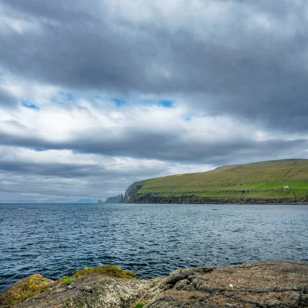 Keskin kayalıkları olan Faroe Adaları 'nın dik kıyı şeridi — Stok fotoğraf