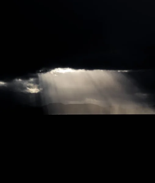 Nuvens escuras sobre a costa e oceano com luzes de raios — Fotografia de Stock