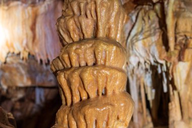 Mağaranın yakınındaki geniş sarkıt sütunu.