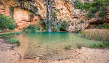 Valencia 'daki Turche mağarası göleti ve şelalesi