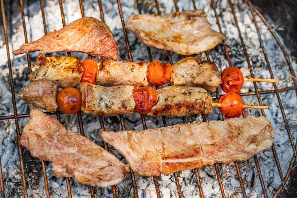 Folhetos de carne preparados com legumes sobre grelha — Fotografia de Stock