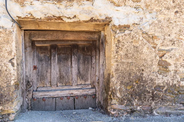 Old antique wooden door under the street level — Stock Photo, Image