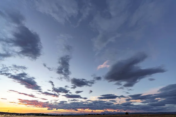 Himmelbakgrunn ved solnedgang med blå skyer – stockfoto