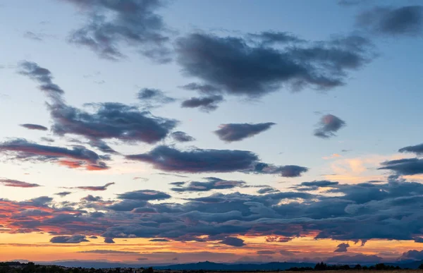 Skydekke ved solnedgang med blå skyer og fjellkjede – stockfoto