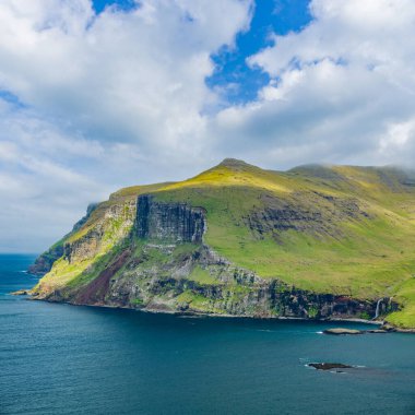 Şelaleli Faroe Adaları 'nın dik kıyı şeridi