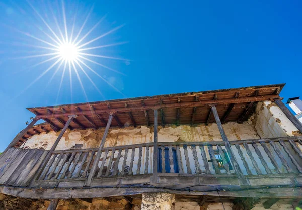 Antiguo balcón de madera vintage bajo sol estrellado —  Fotos de Stock