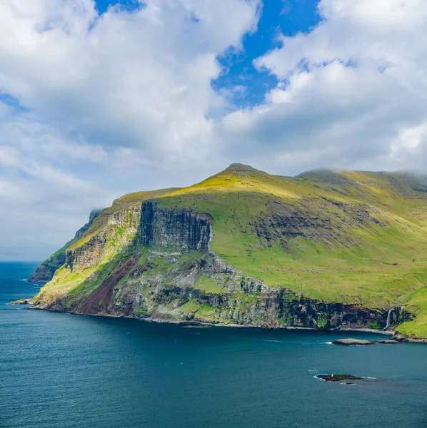 Strome wybrzeże Wysp Owczych z wodospadem — Zdjęcie stockowe