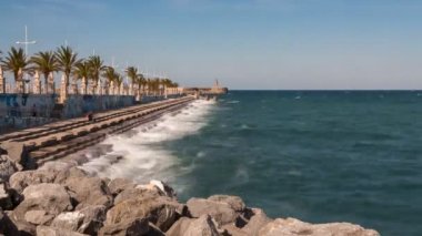 Betonun üzerindeki dalgalar