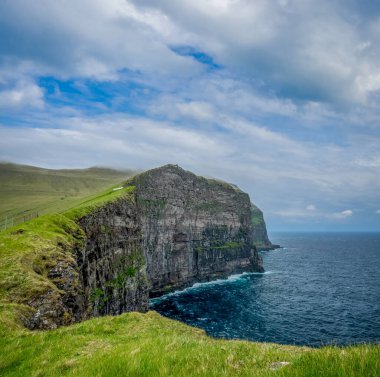 Yüksek uçurumlu Faroe Adaları 'nın dik kıyı şeridi