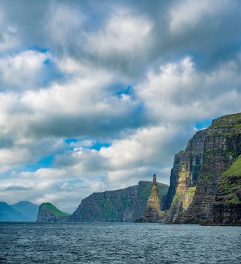 Faroe Adaları 'nın kıyı şeridinde iğneli uçurumlar