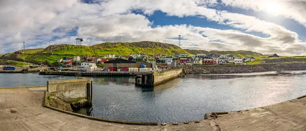 Breed panorama van Skopun stad in Sandoy Eiland — Stockfoto