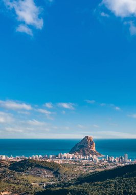 İkonik Ifach kayası ve Calpe üzerinde açık mavi gökyüzü
