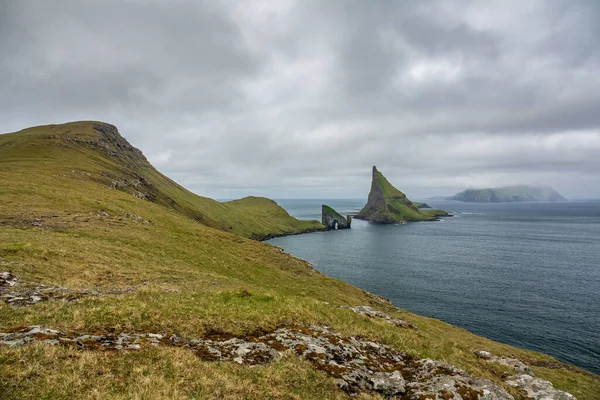 Cancello di Drangarnir, Tindholmur e Mykines sotto cielo nuvoloso — Foto Stock