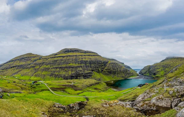 Saksun vesnice a jezero široký panoramatický výhled — Stock fotografie