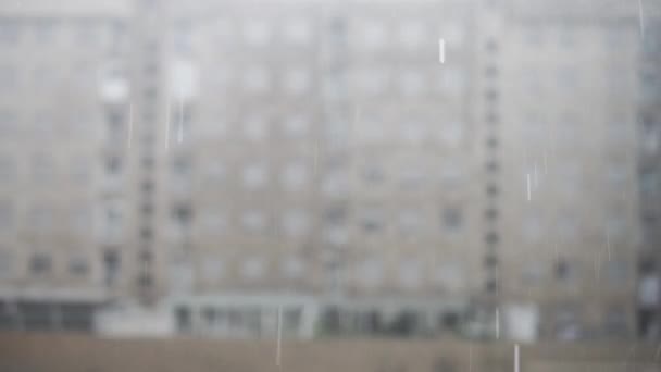 Loopable bouřka s hromy a déšť s rozmazané budovy — Stock video