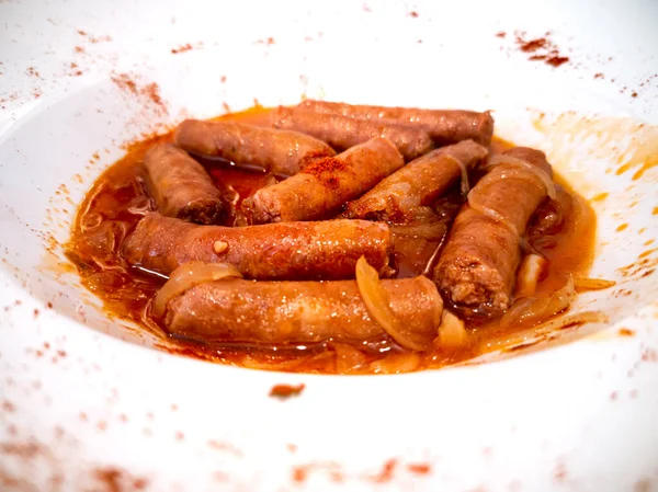 Gebratene spanische Chorizo weißen Teller Nahaufnahme Ansicht — Stockfoto