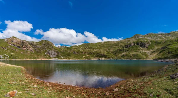 Een meer in de bergen met blauwe lucht — Stockfoto