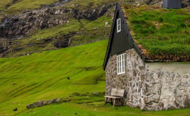 Tahta banklı tipik Faroe Adaları evi.