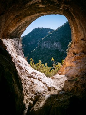Dağdaki mağaranın derinliklerinde
