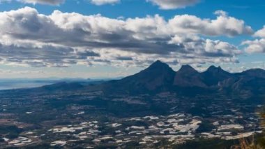 Dik dağların altında korunan seralar.