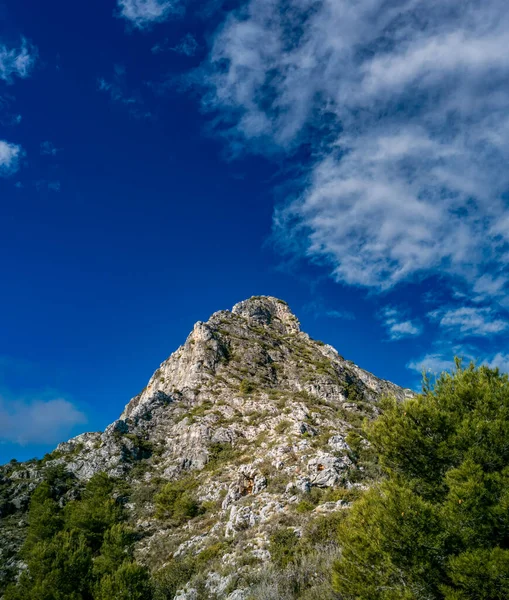 Vista inferior do pico da montanha da pirâmide — Fotografia de Stock