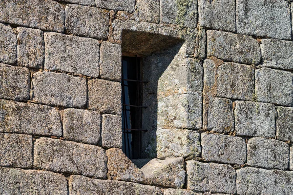Finestra in profondità nella facciata del muro di pietra — Foto Stock