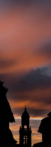 背景にオレンジの空とBelfreeシルエット — ストック写真