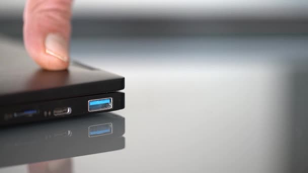 Ręce łączące pendrive z niebieskim portem USB — Wideo stockowe