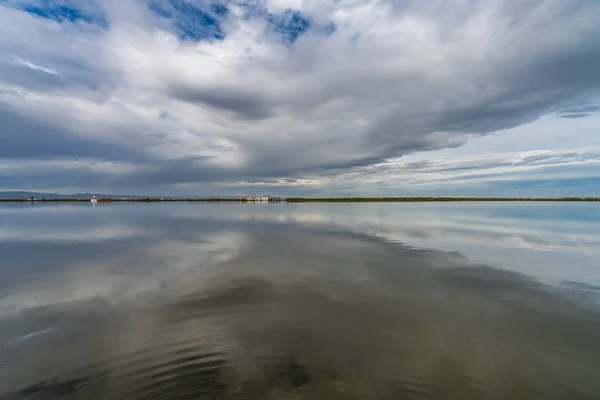 Overstroomde rijstvelden onder bewolkte hemel reflectie — Stockfoto