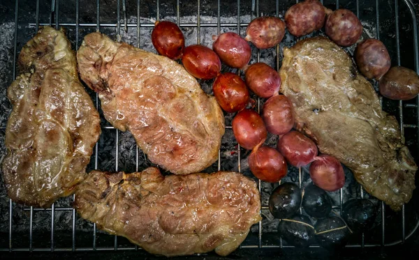 Vista superior do churrasco com carne e salsichas — Fotografia de Stock