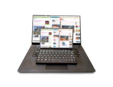 Beyazın üzerinde ekran görüntüsü olan büyük ve küçük bir laptop.