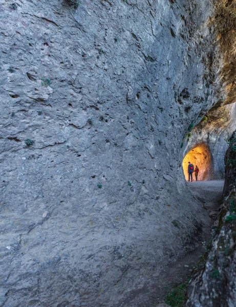 Tünelde yürüyen tanınmayan iki kişi. — Stok fotoğraf