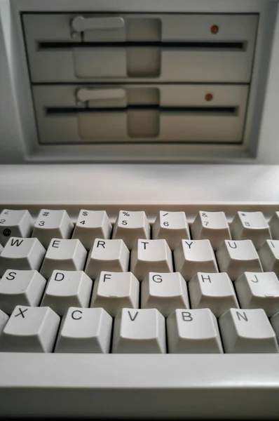 Starožitná počítačová klávesnice a 5 palců diskových jednotek — Stock fotografie