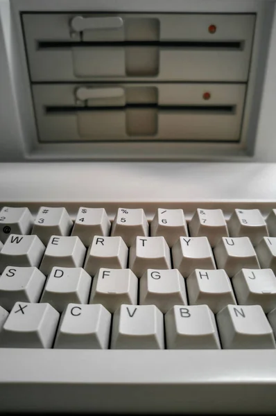 Antique computer keyboard and 5 inch disk drives — Stock Photo, Image