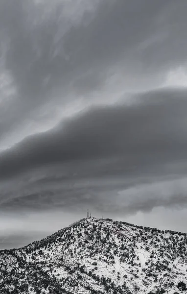 Nuvens tempestuosas escuras sobre o pico da montanha com antena — Fotografia de Stock