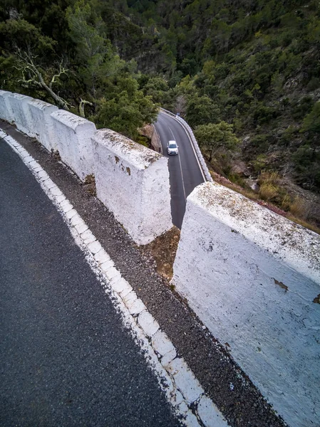 車がぼやけている道路の2つのレベル — ストック写真