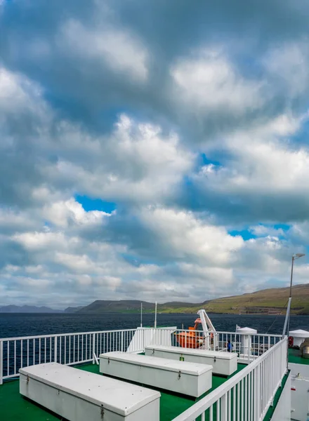 Costa delle isole Faroe dalla barca sotto le nuvole — Foto Stock