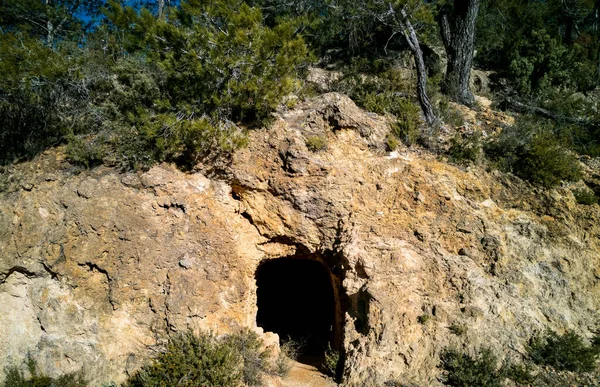 A hole in the middle of the mountain — Stock Photo, Image