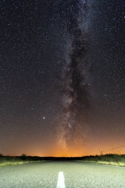 Boş yol ve üzerinde samanyolu