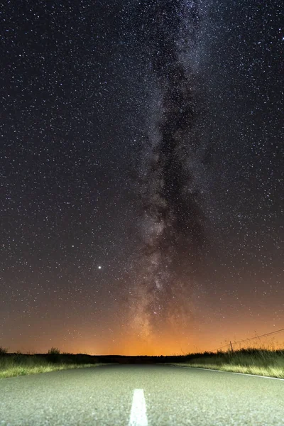 Empty road and milky way over it — Stock Photo, Image